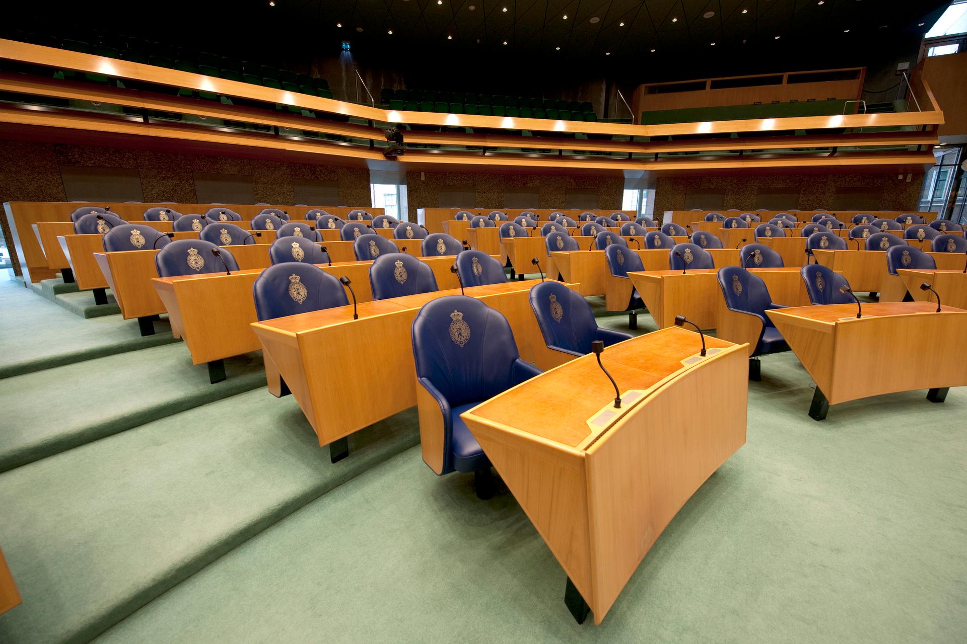 Zijaanzicht plenaire vergaderzaal van de Tweede Kamer.