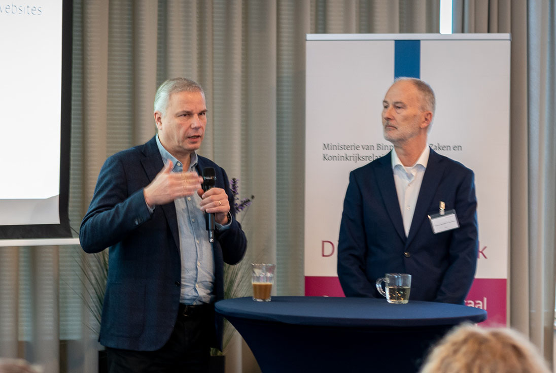 Rene Steenvoorden en Herman Eberstadt van der Velden rechts naast hem staan achter een statafel