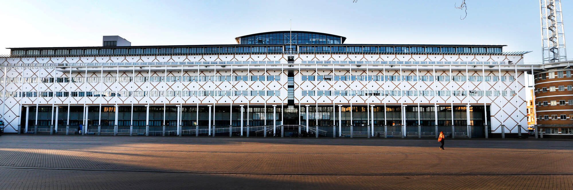 Vooraanzicht van het gemeentehuis van Apeldoorn